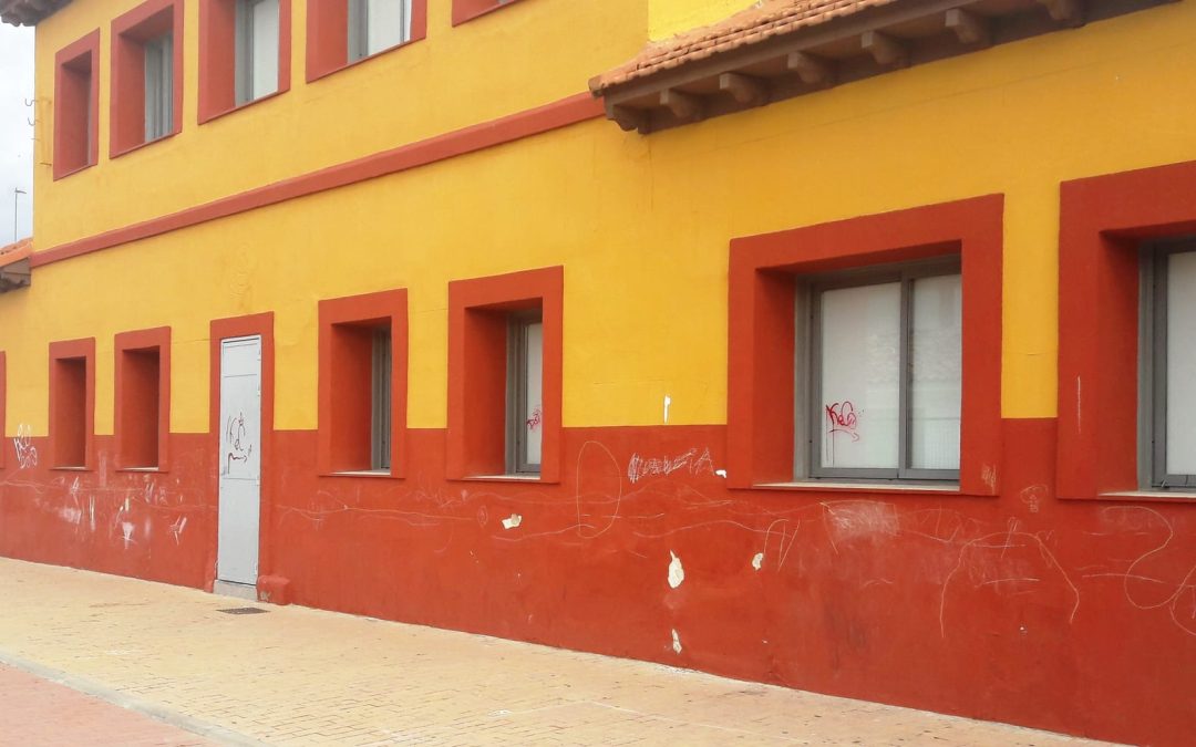 Pintadas en la fachada de la Sala de Exposiciones Adolfo Suárez