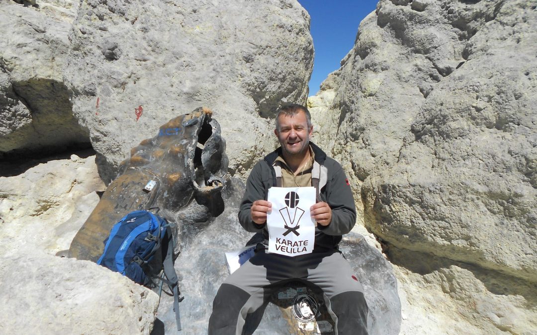 Una representación de la escuela municipal de karate logra ascender el pico Damavand