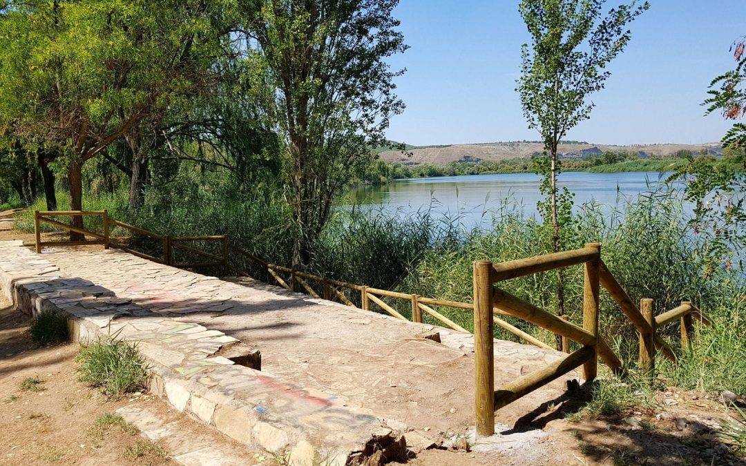 El Ayuntamiento de Velilla renueva el vallado de la Laguna El Raso y el embarcadero