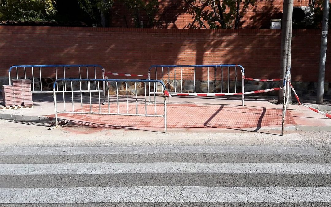 Rebaje de aceras para eliminar barreras arquitectónicas en los pasos de peatones