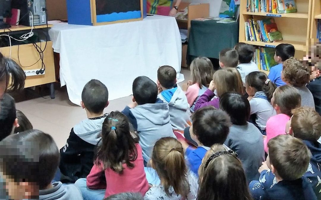 El bibliocarro de la Biblioteca Municipal María Moliner visitó ayer el CEIP Tomás y Valiente