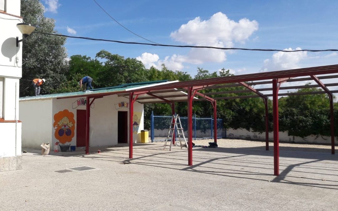 El techo de uralita del CEIP Valdemera de Velilla ya ha sido retirado