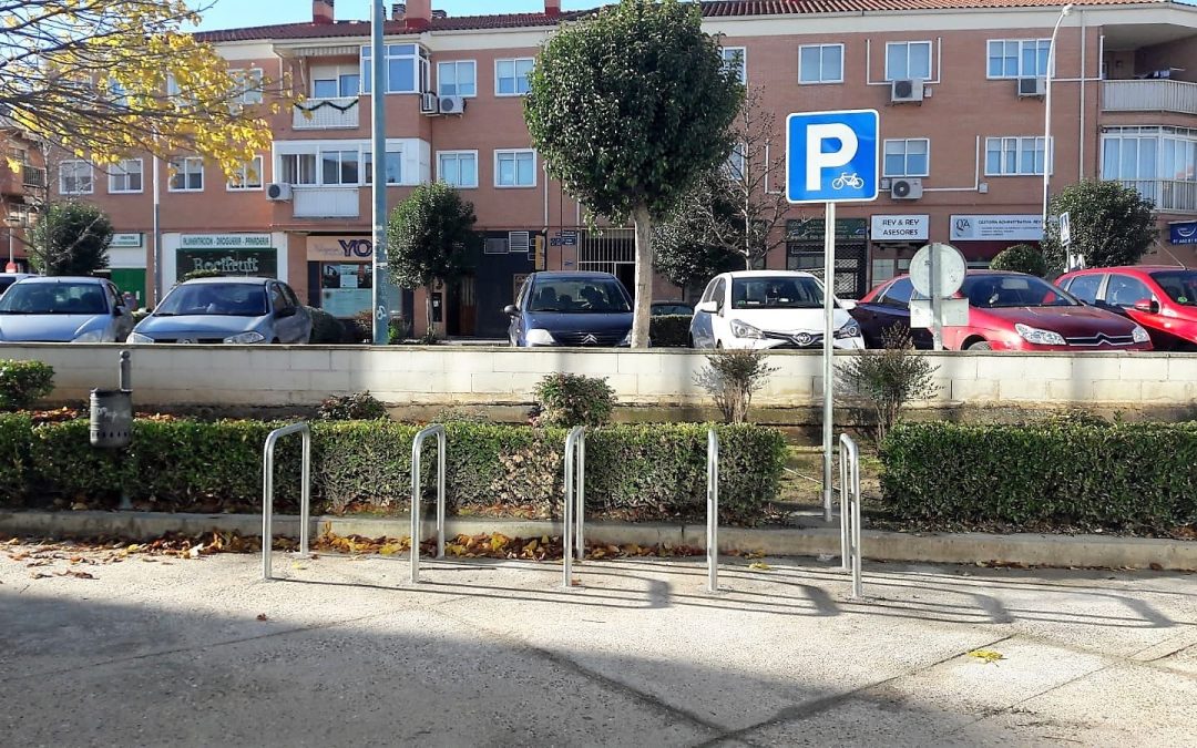 El Ayuntamiento de Velilla ha instalado seis nuevos bicicleteros en el municipio