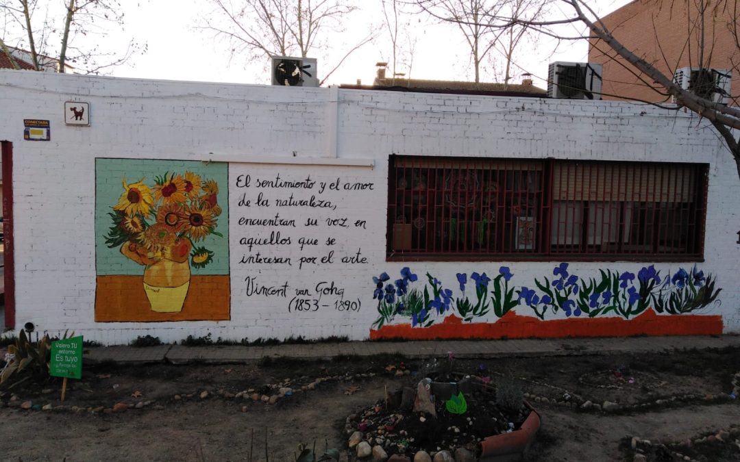 “Los girasoles” de Van Gogh decoran el muro lateral del Centro de Artes Plásticas