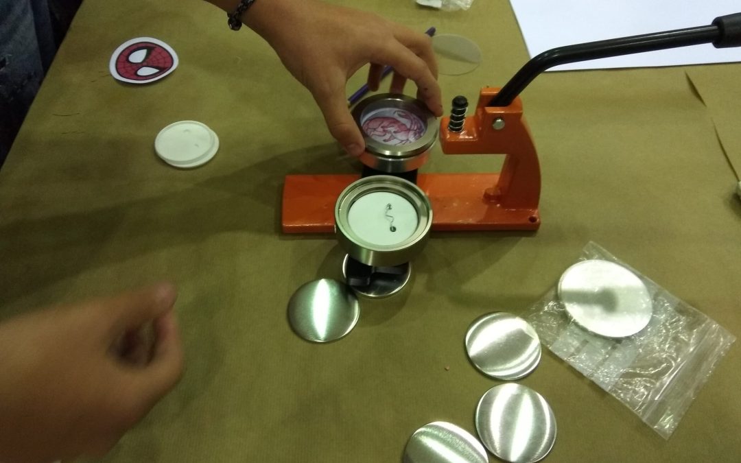 Creatividad y buen humor en el taller de chapas de la Casa de la Juventud