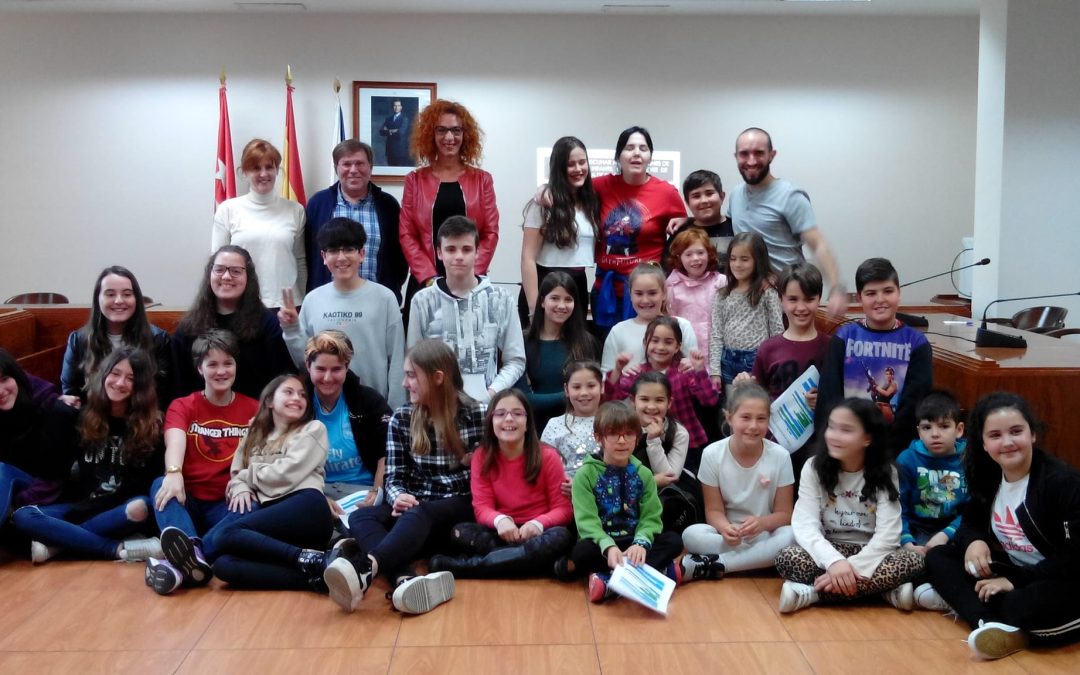 El viernes 5 de abril las comisiones de participación infantil y juvenil se reunieron con la alcaldesa y concejales de Velilla en el salón de plenos del Ayuntamiento