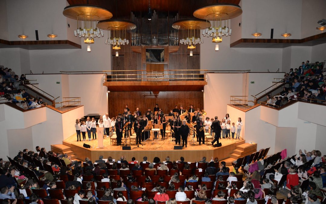Alumnado de la Escuela Municipal de Música de Velilla y la Pantueña Wind Orchestra actuaron ayer en el Auditorio Nacional