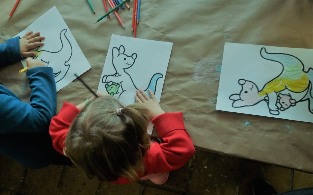 Una veintena de niños y niñas participaron en el taller de marionetas de la ocioteca infantil