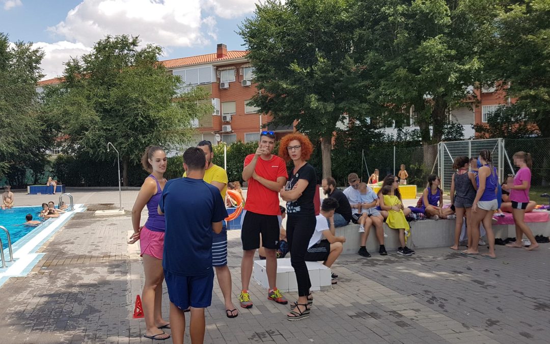 La alcaldesa visita a las niñas y niños que participan en los campamentos urbanos de verano