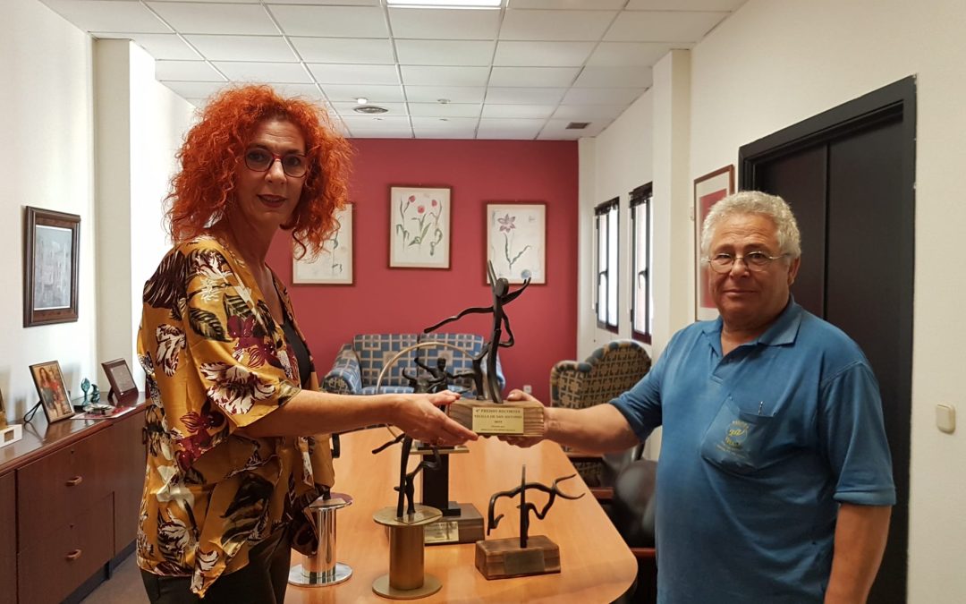 Pulidos Velilla dona los trofeos para el concurso de recortes de las Fiestas Patronales
