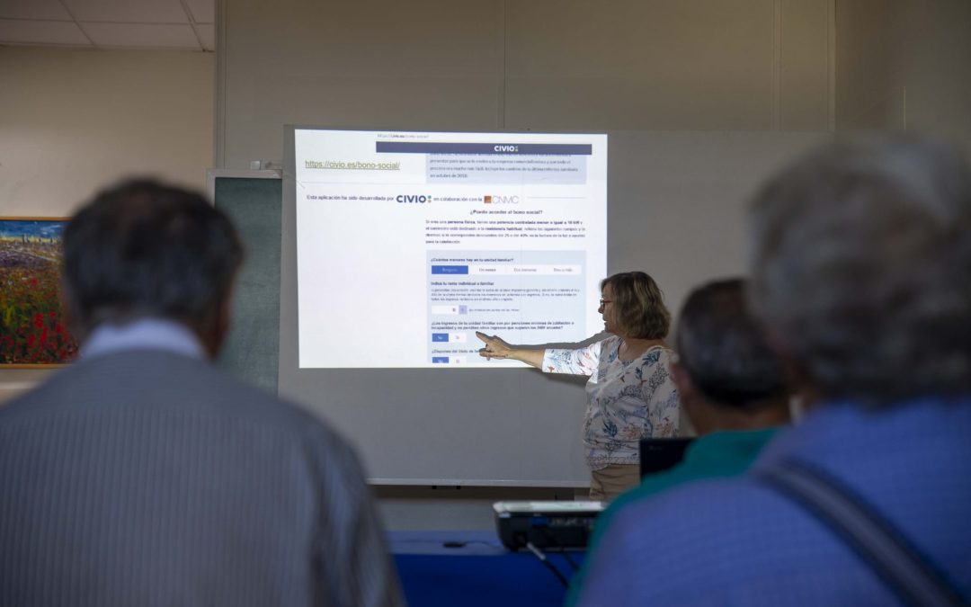 El Hogar del Mayor acogió este lunes el taller “¿Entiendes tu factura?