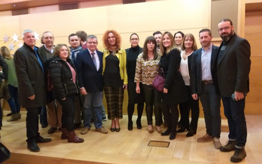Velilla firma un convenio para la mejora de la accesibilidad de las paradas de autobús