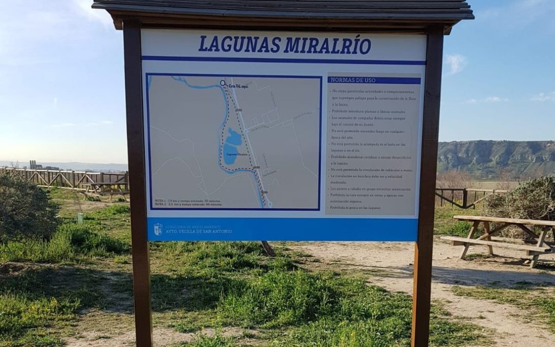 La Concejalía de Medio Ambiente del Ayuntamiento de Velilla ha sustituido, estos días, el panel informativo situado en el entorno de las lagunas Miralrío que había sido objeto de actos vandálicos