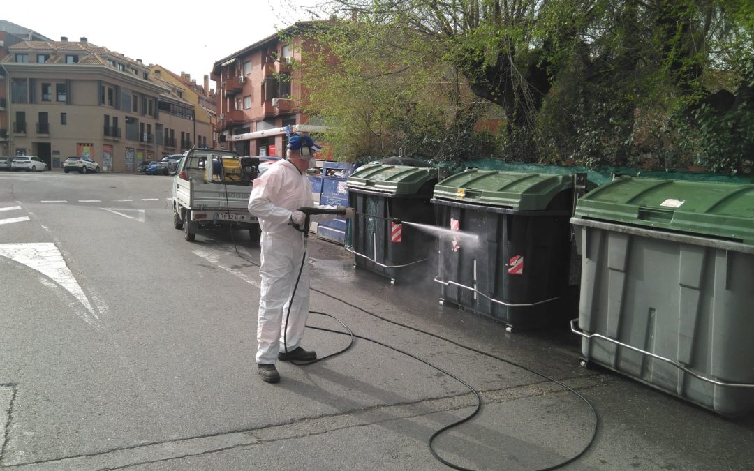Trabajos de desinfección de los contenedores y en los accesos a los espacios públicos abiertos
