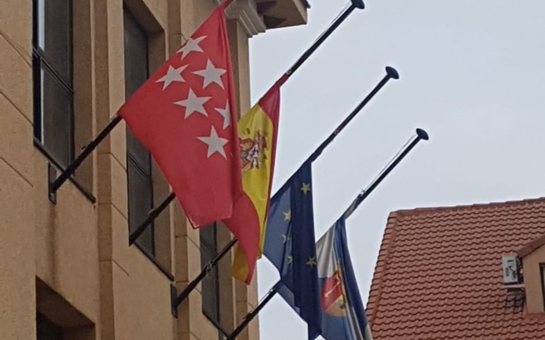 Las banderas de los edificios municipales ondean a media asta