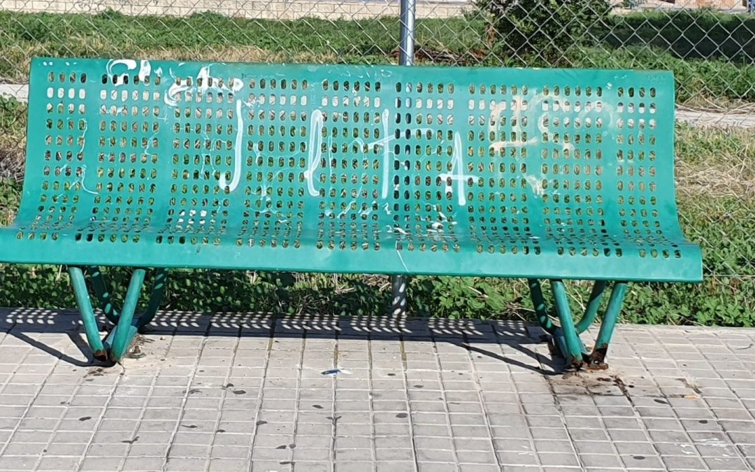 Los orines de perros degradan el mobiliario urbano
