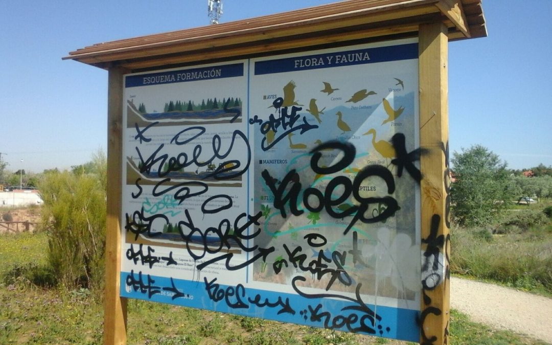 Limpieza de las pintadas de los paneles informativos de las Lagunas de Velilla