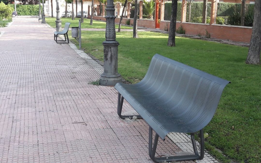 Nuevos bancos en el Parque del Triángulo Azul