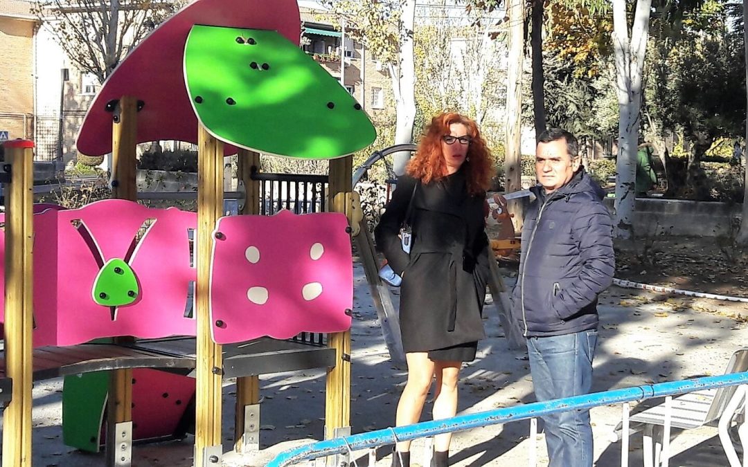 La Alcaldesa de Velilla y el Concejal de Parques y Jardines visitan las obras del parque Catalina Muñoz