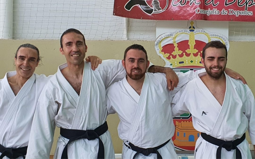 7 karatekas velilleros consiguen aprobar el cinturón negro con sus distintos danes