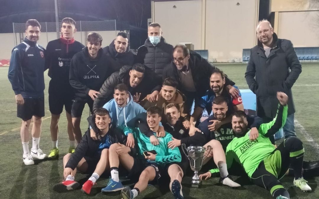 Entrega de trofeos de la liga local de fútbol