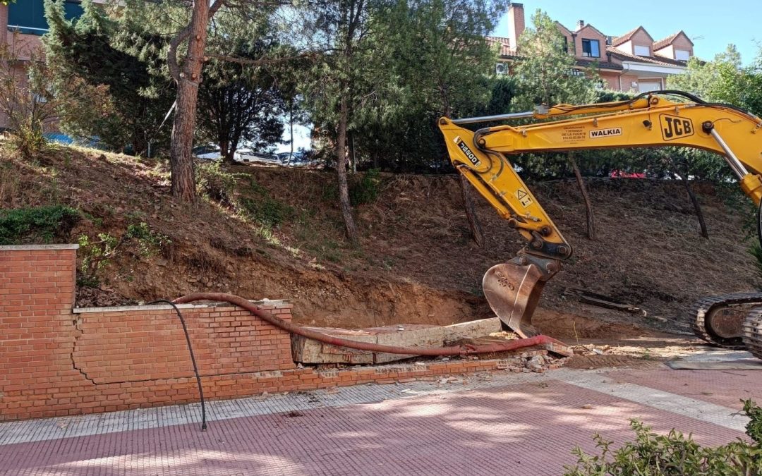 Iniciación de la obra del muro del polideportivo