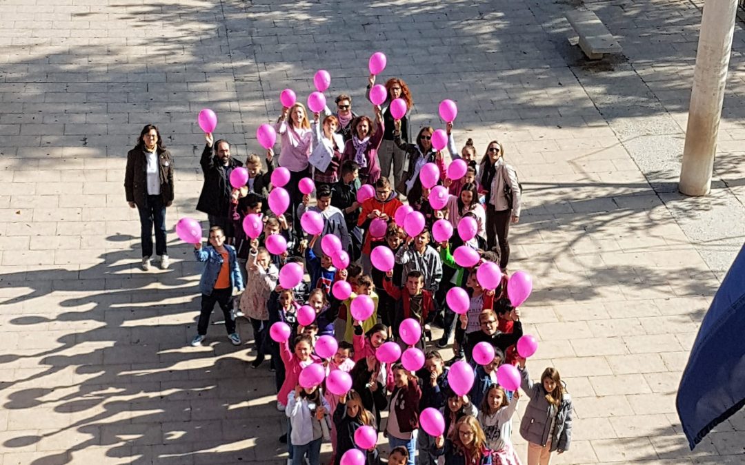 Una gota humana rosa en el Día Mundial contra el cáncer de mama