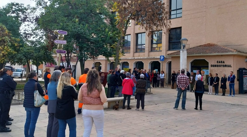 Velilla ha guardado un minuto de silencio a las puertas del ayuntamiento