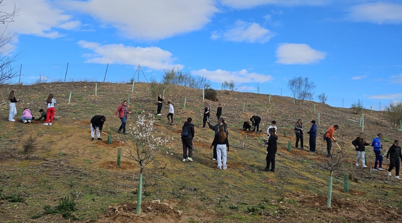 El alumnado del IES Ana María Matute participa en la plantación del Sector XXIII