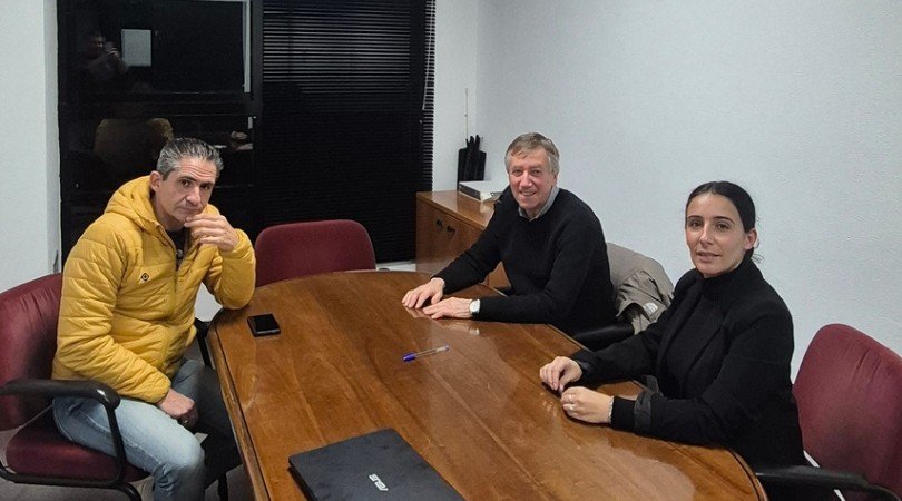 La concejalía de Deportes se reúne con la directiva del Club Atletismo Velilla para evaluar la temporada pasada y seguir avanzando en la planificación de este año
