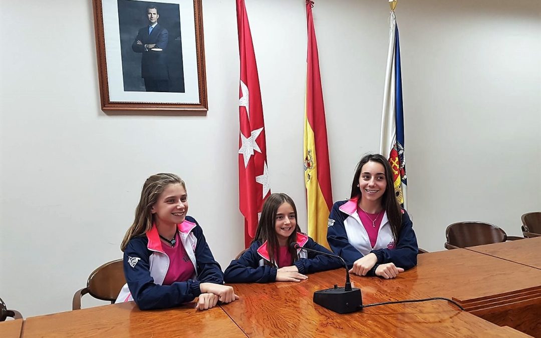 La Alcaldesa y el Concejal de Deportes recibieron a las tres gimnastas velilleras clasificadas para el Campeonato de España